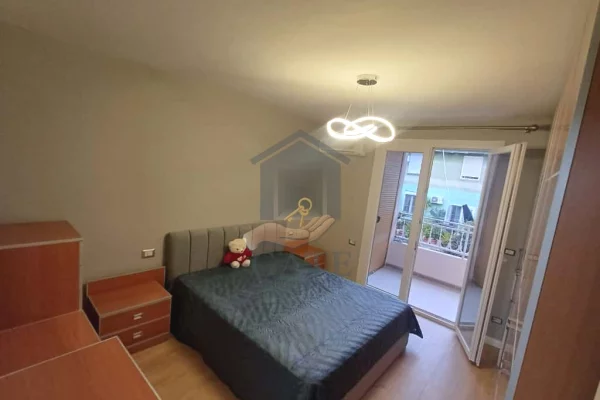 Shtepi ne shitje Apartament ne Durres, 2+1, Mobilimi E mobiluar, Pagesa 170,000  Euro.