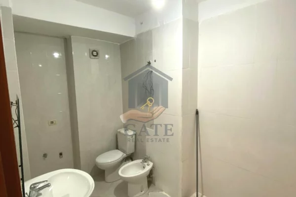 Shtepi ne shitje Apartament ne Durres, 2+1, Mobilimi Bosh, pa mobiluar, Pagesa 125,000  Euro.