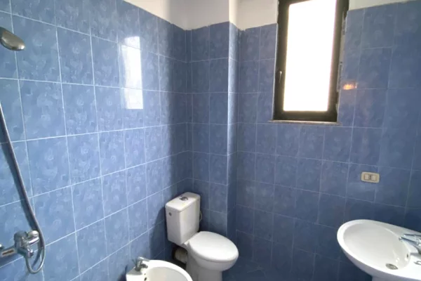 Shtepi ne shitje Apartament ne Durres, 2+1, Mobilimi E mobiluar, Pagesa 128,000  Euro.