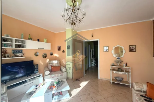 Shtepi ne shitje Apartament ne Durres, 2+1, Mobilimi E mobiluar, Pagesa 200,000  Euro.