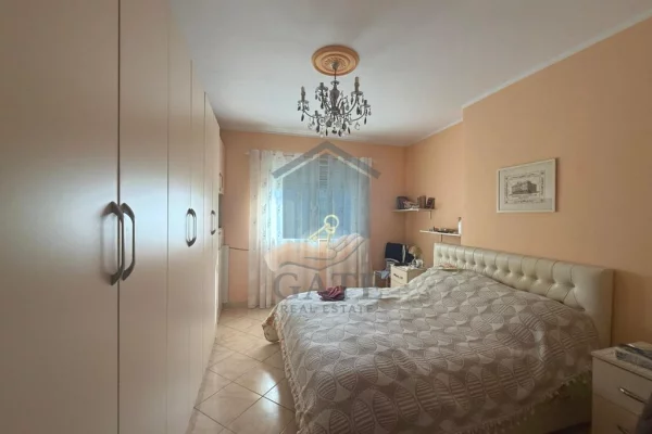 Shtepi ne shitje Apartament ne Durres, 2+1, Mobilimi E mobiluar, Pagesa 200,000  Euro.