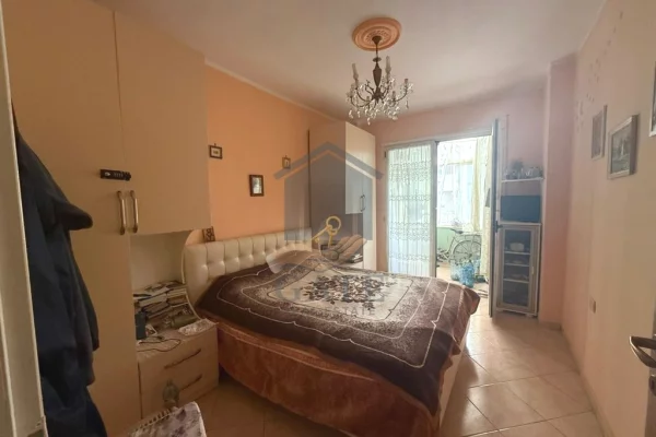 Shtepi ne shitje Apartament ne Durres, 2+1, Mobilimi E mobiluar, Pagesa 200,000  Euro.