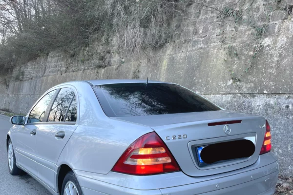 Auto in Vendita  a Elbasan - 4,000 Euro