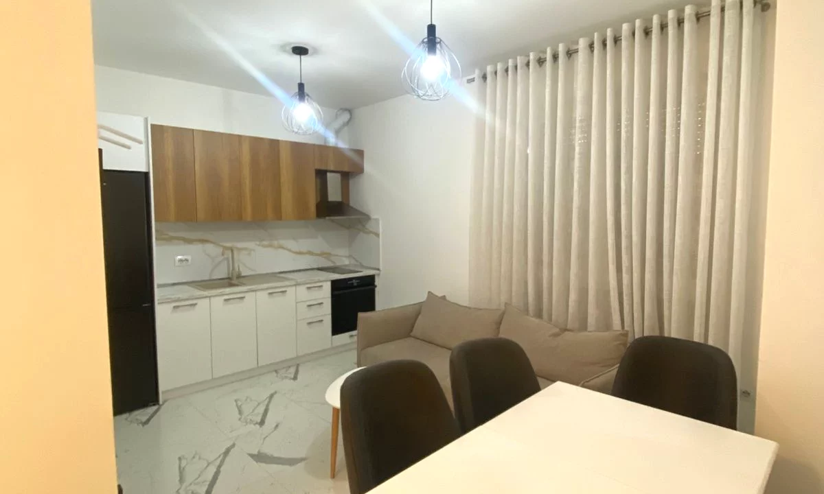 Shtepi me qera Apartament ne Tirane, 2+1, Mobilimi E mobiluar, Pagesa 800  Euro.