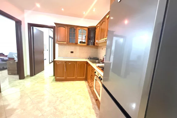 Shtepi me qera Apartament ne Tirane, 2+1, Mobilimi Pjeserisht e mobiluar, Pagesa 55,000  Leke.