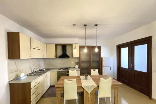 Shtepi me qera Apartament ne Tirane, 3+1, Mobilimi E mobiluar, Pagesa 65,000  Leke.