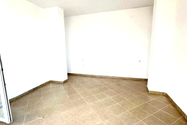 Shtepi ne shitje Apartament ne Durres, 2+1, Mobilimi Bosh, pa mobiluar, Pagesa 190,000  Euro.