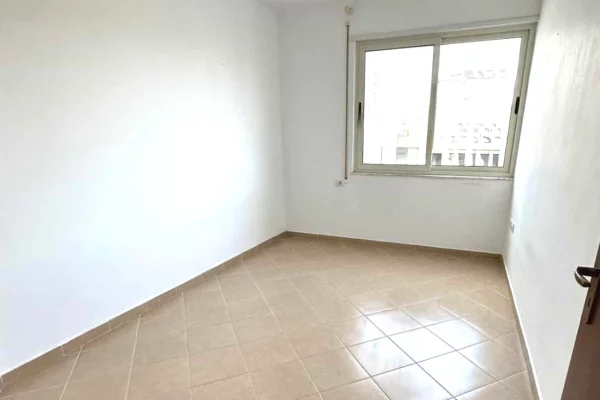 Shtepi ne shitje Apartament ne Durres, 2+1, Mobilimi Bosh, pa mobiluar, Pagesa 190,000  Euro.