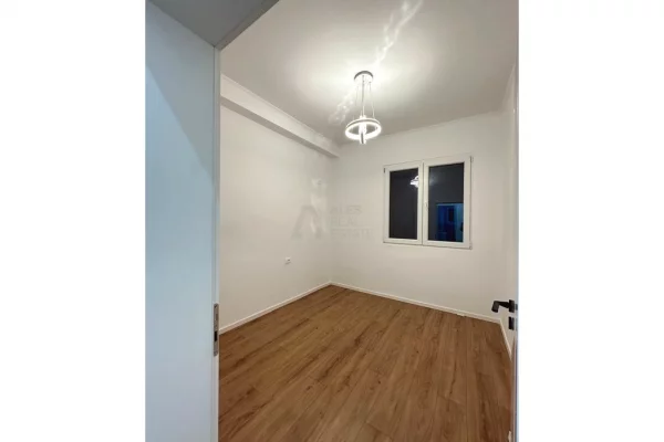 Shtepi ne shitje Apartament ne Tirane, 1+1, Mobilimi Bosh, pa mobiluar, Pagesa 168,000  Euro.