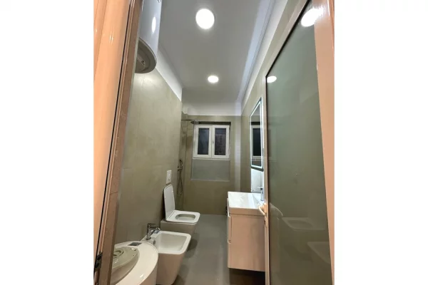 Shtepi ne shitje Apartament ne Tirane, 1+1, Mobilimi Bosh, pa mobiluar, Pagesa 168,000  Euro.