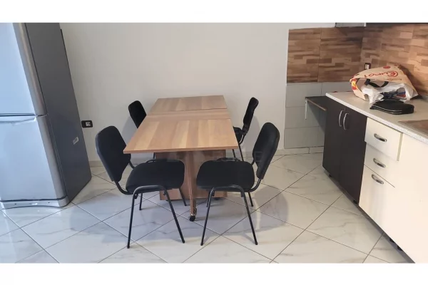 Shtepi me qera Apartament ne Tirane, 2+1, Mobilimi Pjeserisht e mobiluar, Pagesa 350  Euro.