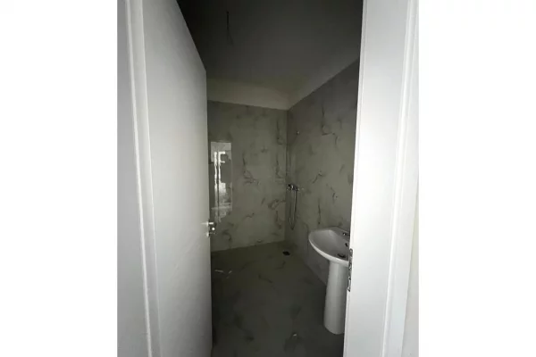 Shtepi ne shitje Apartament ne Tirane, 2+1, Mobilimi Bosh, pa mobiluar, Pagesa 87,000  Euro.