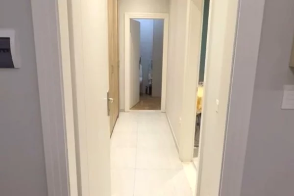 Jepet Apartament me Qira 1+1 në Astir tek rrethrrotullimi – Me Super Verandë!