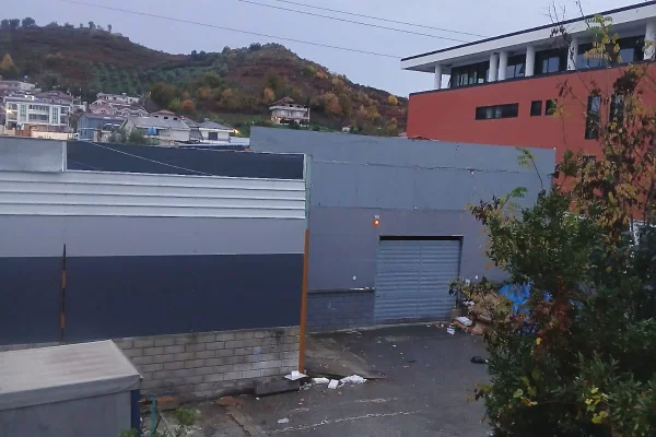 Ambiente Commerciale in Affitto 4+1 a Tirana - 250,000 Leke