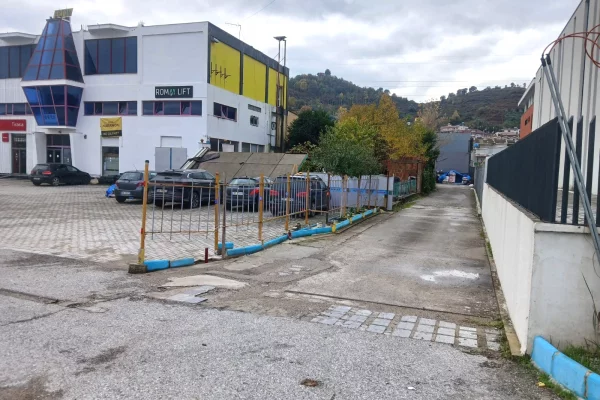 Ambiente Commerciale in Affitto 4+1 a Tirana - 250,000 Leke