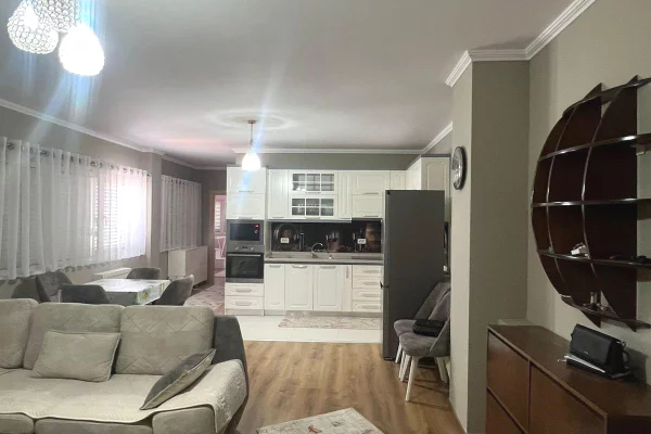 Shtepi me qera 2+1 ne Tirane - 65,000 Leke