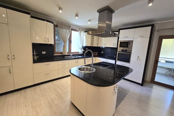 Shtepi ne shitje Apartament ne Tirane, 3+1, Mobilimi E mobiluar, Pagesa 220,000  Euro.