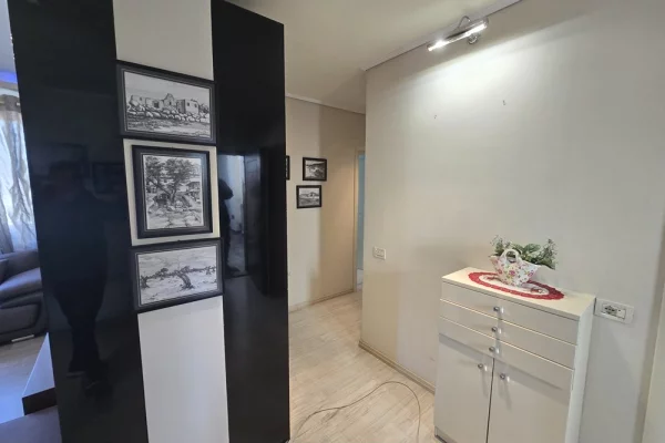 Shtepi ne shitje Apartament ne Tirane, 3+1, Mobilimi E mobiluar, Pagesa 220,000  Euro.