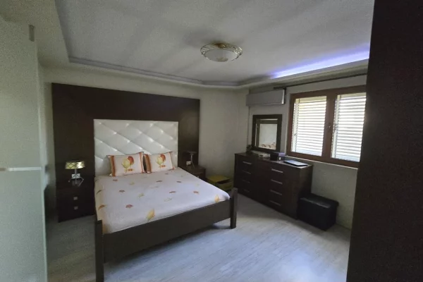 Shtepi ne shitje Apartament ne Tirane, 3+1, Mobilimi E mobiluar, Pagesa 220,000  Euro.