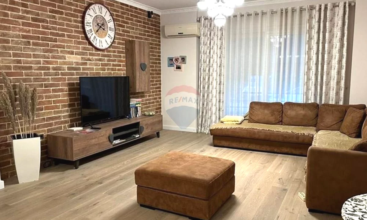 Shtepi ne shitje Apartament ne Tirane, 2+1, Mobilimi E mobiluar, Pagesa 250,000  Euro.