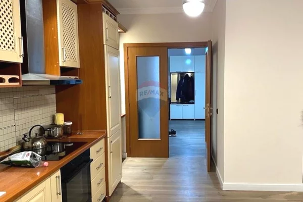 Shtepi ne shitje Apartament ne Tirane, 2+1, Mobilimi E mobiluar, Pagesa 250,000  Euro.