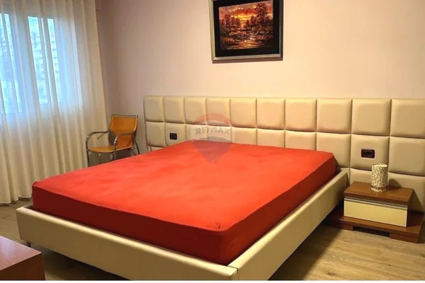 Shtepi ne shitje Apartament ne Tirane, 2+1, Mobilimi E mobiluar, Pagesa 250,000  Euro.