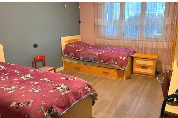 Shtepi ne shitje Apartament ne Tirane, 2+1, Mobilimi E mobiluar, Pagesa 250,000  Euro.