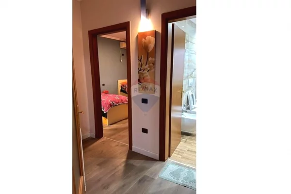 Shtepi ne shitje Apartament ne Tirane, 2+1, Mobilimi E mobiluar, Pagesa 250,000  Euro.