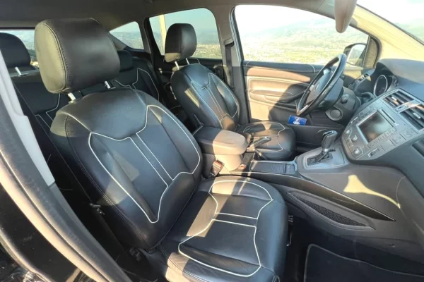 Makina ne shitje ne Lushnje, Ford, 2013 gasoline-gas,Kambio Automatik Pagesa 8,600  Euro.