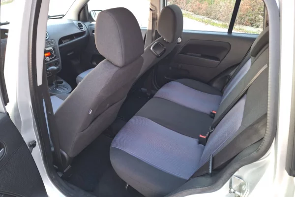 Makina ne shitje ne Elbasan, Ford, 2009 gasoline-gas,Kambio Automatik Pagesa 4,300  Euro.