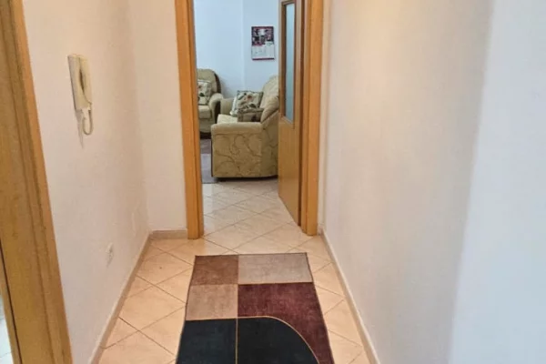 Shtepi me qera Apartament ne Durres, 1+1, Mobilimi E mobiluar, Pagesa 30,000  Leke.