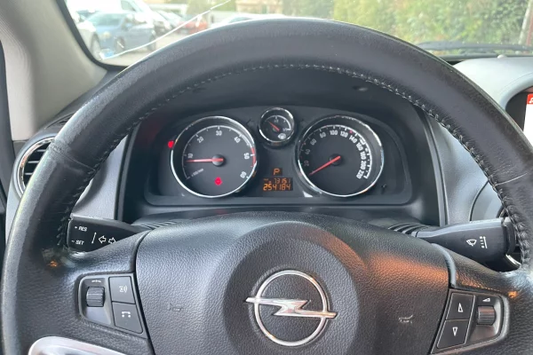 Makina ne shitje ne Tirane, Opel, 2012 Diesel,Kambio Automatik Pagesa 6,300  Euro.