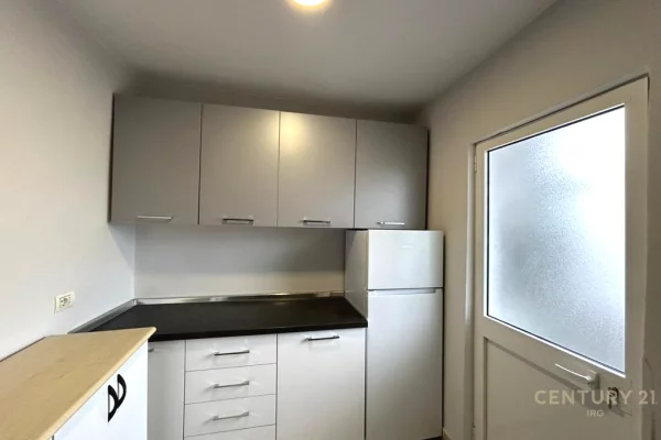 Shtepi me qera Apartament ne Tirane, 1+1, Mobilimi Pjeserisht e mobiluar, Pagesa 550  Euro.