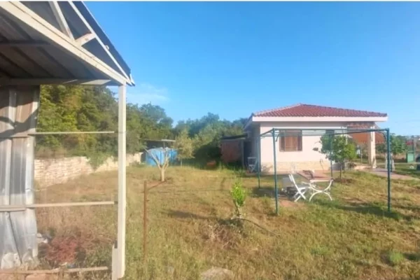 Toke dhe Ndertese per shitje ne Jale 380,000 Euro