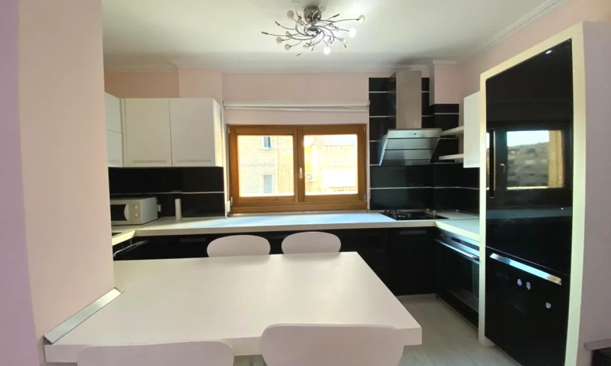 Shtepi me qera Apartament ne Tirane, 1+1, Mobilimi E mobiluar, Pagesa 550  Euro.