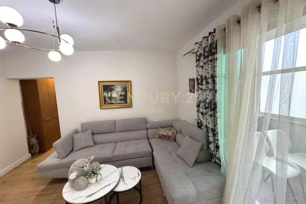 APARTAMENT 1+1 ME QIRA, PRANE Gjimnazit PETRO NINI 450 € /Muaj