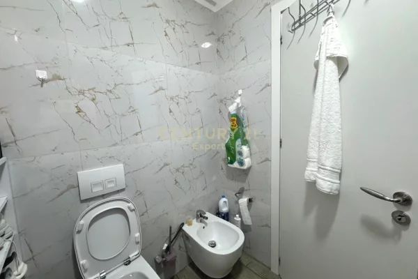 Shtepi ne shitje Apartament ne Tirane, 2+1, Mobilimi E mobiluar, Pagesa 195,000  Euro.