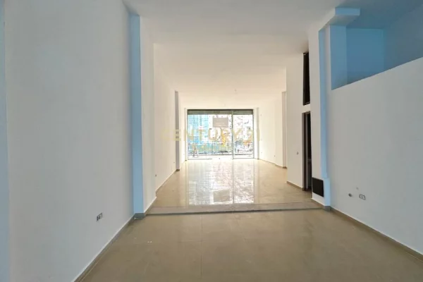SHITET AMBIENT KOMERCIAL NE BULEVARDIN MIGJENI! 315,000 Euro