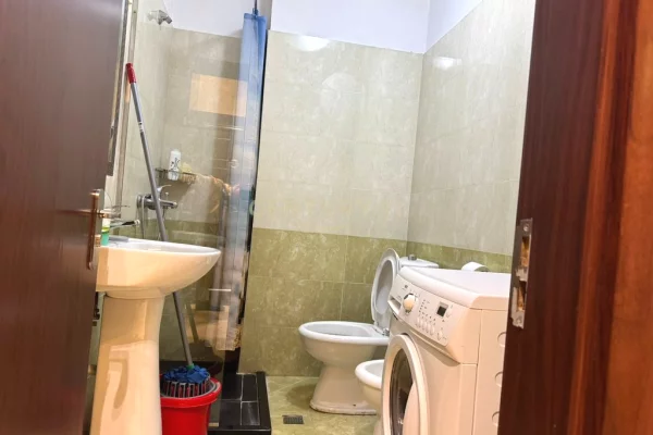 Shtepi ne shitje Apartament ne Tirane, Garsoniere, Mobilimi E mobiluar, Pagesa 114,000  Euro.