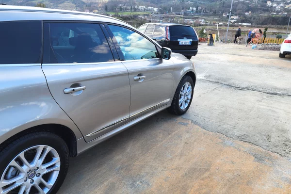 Makina ne shitje ne Tirane, Volvo, 2015 Benzine,Kambio Automatik Pagesa 11,000  Euro.