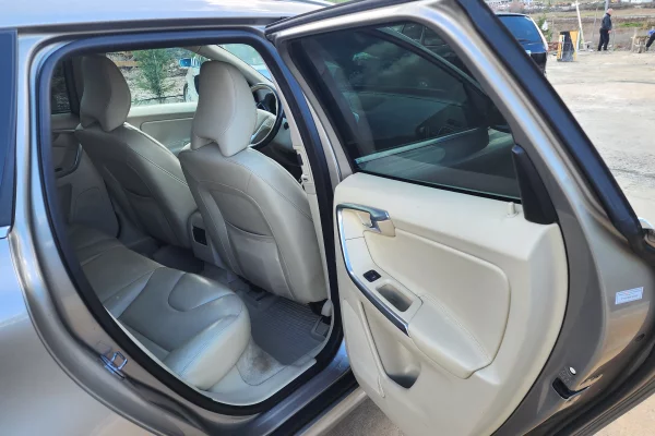 Makina ne shitje ne Tirane, Volvo, 2015 Benzine,Kambio Automatik Pagesa 11,000  Euro.