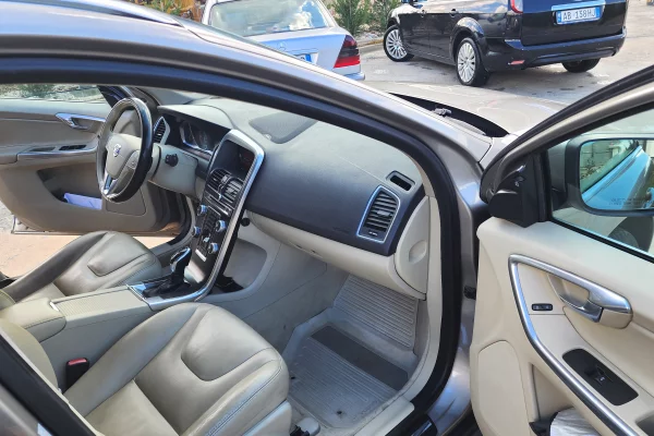 Makina ne shitje ne Tirane, Volvo, 2015 Benzine,Kambio Automatik Pagesa 11,000  Euro.