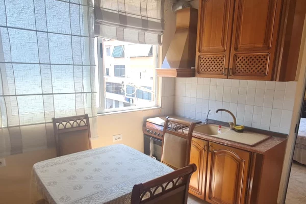Shtepi me qera Apartament ne Tirane, 3+1, Mobilimi E mobiluar, Pagesa 50,000  Leke.