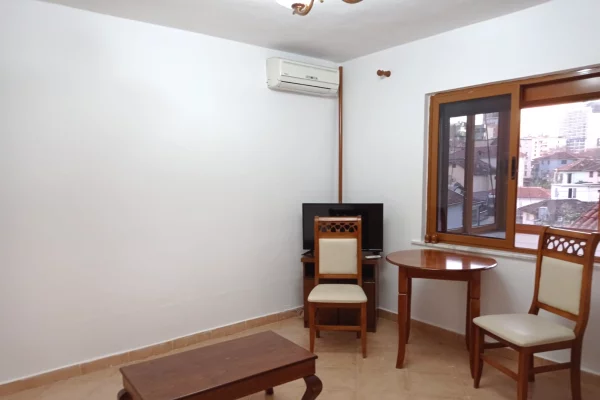 Shtepi ne shitje Apartament ne Tirane, 1+1, Mobilimi Bosh, pa mobiluar, Pagesa 125,000  Euro.