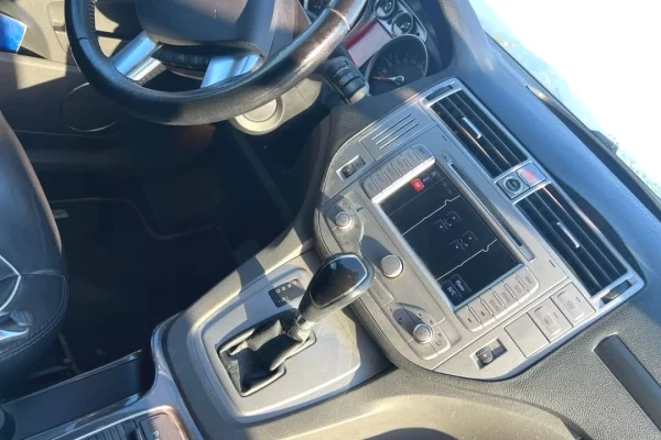 Makina ne shitje ne Tirane, Ford, 2012 gasoline-gas,Kambio Automatik Pagesa 9,000  Euro.