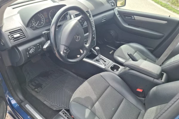 Makina ne shitje ne Lushnje, Mercedes-Benz, 2013 gasoline-gas,Kambio Automatik Pagesa 5,500  Euro.