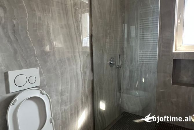 Jepet me qera ambient biznesi 170m2 rruge kryesore -astir