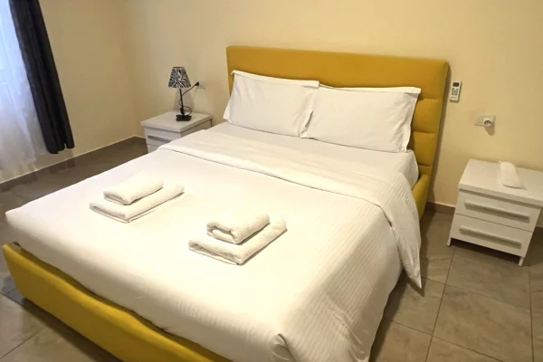 21-dhjetori, jepet me qera apartament 1+1+Blk!