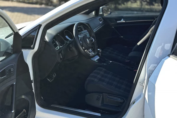 Makina ne shitje ne Tirane, Volkswagen, 2020 Benzine,Kambio Automatik Pagesa 22,000  Euro.