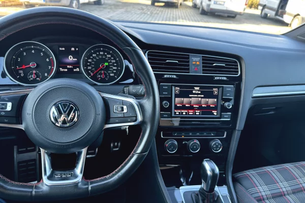 Makina ne shitje ne Tirane, Volkswagen, 2020 Benzine,Kambio Automatik Pagesa 22,000  Euro.